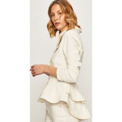 Guess Jeans - Kurtka jeansowa. Białe kurtki damskie Guess Jeans, s, z aplikacjami, z jeansu, krótkie. W wyprzedaży za 549,90 zł.