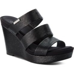Klapki CALVIN KLEIN - Jileean E6547 Black. Czarne klapki damskie Calvin Klein, bez wzorów, ze skóry ekologicznej, bez obcasa, na obcasie. W wyprzedaży za 309,00 zł.