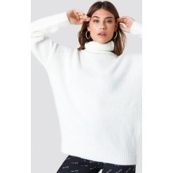 NA-KD Sweter oversize z golfem - White. Białe golfy damskie marki NA-KD, z dzianiny. Za 202,95 zł.