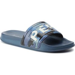 Klapki PEPE JEANS - Slider Camo PMS70071 Navy 595. Niebieskie klapki męskie Pepe Jeans, bez wzorów, z jeansu. W wyprzedaży za 89,00 zł.
