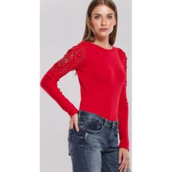 Czerwony Sweter Rosamund. Czerwone swetry dziewczęce other, z aplikacjami, casualowe, z okrągłym kołnierzem, bez rękawów, bez kaptura. Za 89,99 zł.