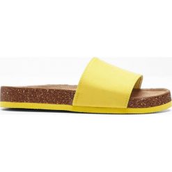 Klapki bonprix żółty ananasowy. Żółte klapki damskie bonprix, bez wzorów, bez obcasa. Za 54,99 zł.