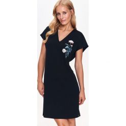SUKIENKA DAMSKA Z NADRUKIEM. Szare sukienki z falbanami marki Top Secret, w ażurowe wzory. Za 49,99 zł.