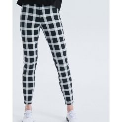 Spodnie High Waist - Czarny. Czarne spodnie damskie Cropp, z podwyższonym stanem. W wyprzedaży za 29,99 zł.