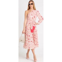 SUKIENKA Elisabetta Franchi OFF SHOULDER. Różowe sukienki damskie Elisabetta Franchi, na co dzień, bez wzorów, z tkaniny, z włoskim kołnierzykiem, bez rękawów, midi, asymetryczne. Za 1019,40 zł.