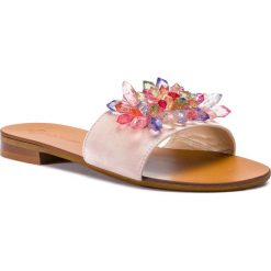 Klapki SOLO FEMME - 72904-01-H18/000-06-00 Jasny Róż. Różowe klapki damskie Solo Femme, z aplikacjami, ze skóry, bez obcasa, na obcasie. W wyprzedaży za 219,00 zł.