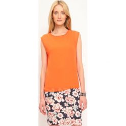 BLUZKA BEZ RĘKAWÓW KLASYCZNA, LUŹNA. Pomarańczowe bluzki damskie Top Secret, bez wzorów, z materiału, eleganckie, z klasycznym kołnierzykiem, bez rękawów. W wyprzedaży za 29,99 zł.