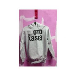 Oto jest Kasia. Szare bluzy damskie marki Kurdemol, z dresówki, bez kaptura. Za 169,00 zł.