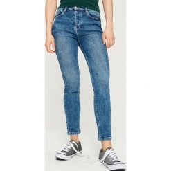 Jeansy slim fit z wysokim stanem - Niebieski. Niebieskie spodnie damskie z wysokim stanem Sinsay, z podwyższonym stanem. W wyprzedaży za 59,99 zł.
