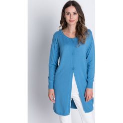 Niebieski sweter zapinany na trzy guziki BIALCON. Niebieskie bluzki damskie BIALCON, bez wzorów, wizytowe, bez rękawów, bez kaptura. W wyprzedaży za 125,00 zł.
