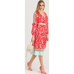 SUKIENKA Elisabetta Franchi. Czerwone sukienki damskie Elisabetta Franchi, na co dzień, w koronkowe wzory, z tkaniny, z włoskim kołnierzykiem, bez rękawów, midi, proste. Za 1175,00 zł.
