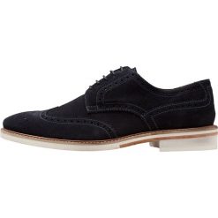 Kurt Geiger CONRAD Eleganckie buty navy. Niebieskie buty wizytowe męskie marki Kurt Geiger, ze skóry, na sznurówki. Za 629,00 zł.