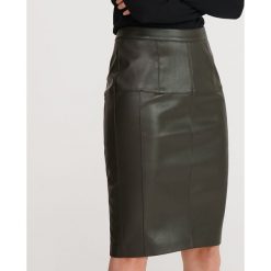 Spódnica z imitacji skóry - Khaki. Brązowe spódniczki damskie Reserved, ze skóry. W wyprzedaży za 39,99 zł.