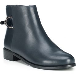 Buty damskie. Czarne botki damskie Wittchen, na jesień, ze skóry, klasyczne, bez obcasa, na płaskiej podeszwie, bez zapięcia. W wyprzedaży za 299,90 zł.