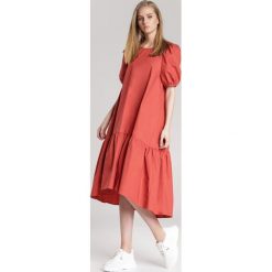 Koralowa Sukienka Rigby. Pomarańczowe sukienki damskie Renee, na imprezę, s, bez wzorów, eleganckie, z okrągłym kołnierzem, z krótkim rękawem, krótkie, midi, trapezowe. Za 149,99 zł.