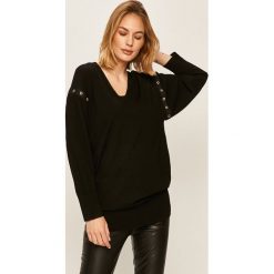 Liu Jo - Sukienka. Czarne sukienki damskie Liu Jo, na co dzień, s, z aplikacjami, z poliesteru, casualowe, z włoskim kołnierzykiem, z długim rękawem, długie, mini, proste. W wyprzedaży za 549,90 zł.