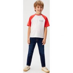 Mango Kids - Jeansy dziecięce John 110-164 cm. Niebieskie spodnie chłopięce Mango Kids, z aplikacjami, z elastanu, z obniżonym stanem. Za 69,90 zł.