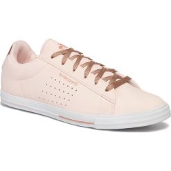 Tenisówki LE COQ SPORTIF - Agate Boutique Nubuck 1920557 Cloud Pink. Różowe półbuty damskie le coq sportif, na co dzień, bez wzorów, z gumy, bez obcasa, bez zapięcia. W wyprzedaży za 209,00 zł.