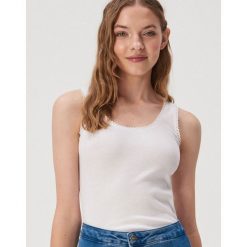 Top z koronkowym zdobieniem - Biały. Białe topy damskie Sinsay, s, z aplikacjami, z koronki, bez kołnierzyka. Za 14,99 zł.