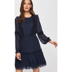 Pepe Jeans - Sukienka. Niebieskie sukienki damskie Pepe Jeans, na co dzień, s, z haftami, z poliesteru, casualowe, z okrągłym kołnierzem, z długim rękawem, długie, maxi, rozkloszowane. W wyprzedaży za 269,90 zł.