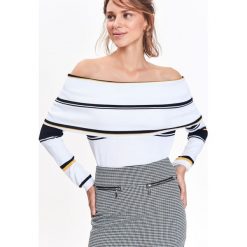 Sweter w paski z odsłoniętymi ramionami. Białe swetry damskie Top Secret, na zimę, w paski, z dzianiny, eleganckie, bez rękawów, bez kaptura. W wyprzedaży za 34,99 zł.