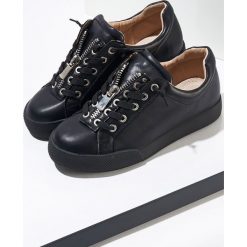 Czarne Buty Sportowe Zip-On. Czarne buty sportowe damskie marki Born2be, bez wzorów, sportowe. Za 69,99 zł.
