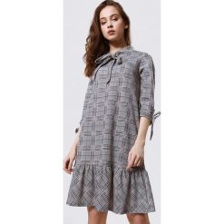 Szaro-Czerwona Sukienka Symbiotic. Szare sukienki damskie Born2be, xxl, bez wzorów, z okrągłym kołnierzem, bez rękawów, mini, trapezowe. Za 59,99 zł.