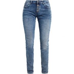 S.Oliver RED LABEL SHAPE Jeansy Slim Fit mid blue heavy stone wash. Niebieskie jeansy damskie relaxed fit marki s.Oliver RED LABEL, z bawełny. W wyprzedaży za 224,10 zł.