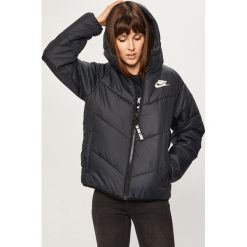 Nike Sportswear - Kurtka. Czerwone kurtki damskie Nike Sportswear, s, bez wzorów, z poliesteru, krótkie, z kapturem. Za 399,90 zł.