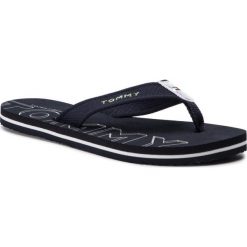 Japonki TOMMY HILFIGER Iridescent Detail Beach Sandal FW0FW04236. Niebieskie klapki damskie TOMMY HILFIGER, bez wzorów, bez obcasa. W wyprzedaży za 99,00 zł.