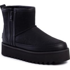 Buty UGG - W Classic Rebel Biker Mini 1105314 Blk. Czarne kozaki damskie Ugg, ze skóry, bez obcasa, bez zapięcia. W wyprzedaży za 799,00 zł.