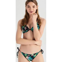 Dwuczęściowy strój kąpielowy - Wielobarwn. Różowe dół bikini marki Sinsay. Za 49,99 zł.