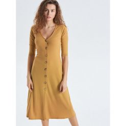 Sukienka midi z guzikami - Żółty. Żółte sukienki damskie marki Cropp, s, bez wzorów, bez kołnierzyka, bez rękawów, midi. Za 89,99 zł.