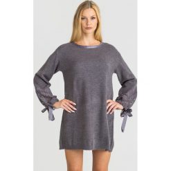 SUKIENKA U&B TWINSET. Żółte sukienki damskie Twinset U&B, na co dzień, xs, w koronkowe wzory, z materiału, z okrągłym kołnierzem, bez rękawów, mini, proste. Za 404,50 zł.