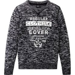 Sweter chłopięcy dzianinowy bonprix czarno-biały melanż. Czarne swetry chłopięce bonprix, z nadrukiem, z dzianiny, bez kołnierzyka. Za 64,99 zł.