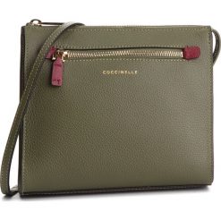 Torebka COCCINELLE - CV3 Mini Bag E5 CV3 55 H3 07 Caper/Grape 823. Zielone torebki klasyczne damskie Coccinelle, na co dzień, bez wzorów, ze skóry, eleganckie, na ramię, bez dodatków. W wyprzedaży za 509,00 zł.