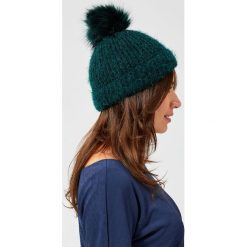 Czapka z pomponem. Zielone czapki damskie Moodo, bez wzorów, z dzianiny. Za 5,99 zł.