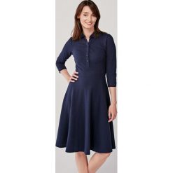 Sukienka Polo granatowa - trapezowa, rękaw 3/4 XXS niebieski. Niebieskie sukienki damskie s, w paski, z bawełny, sportowe, polo, sportowe. Za 347,00 zł.