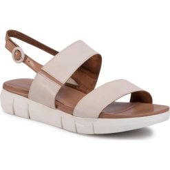 Sandały TAMARIS - 1-28190-34 Cream/Cognac 439. Brązowe klapki damskie Tamaris, bez wzorów, ze skóry ekologicznej, bez obcasa. W wyprzedaży za 159,00 zł.