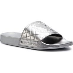 Klapki VERSACE JEANS - E0VTBSQ4 70964 900. Szare klapki damskie Versace Jeans, bez wzorów, z jeansu, bez obcasa. W wyprzedaży za 149,00 zł.