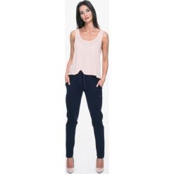 Granatowe Dresowe Spodnie z Lampasami. Niebieskie spodnie sportowe damskie marki Molly.pl, l, z dresówki. Za 125,90 zł.