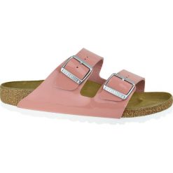 Birkenstock Arizona BF 1016070. Różowe klapki damskie Birkenstock, bez wzorów, bez obcasa. W wyprzedaży za 299,99 zł.
