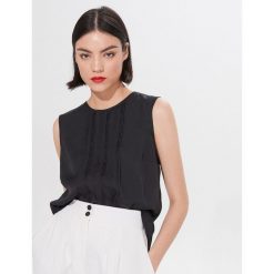 Top z guzikami na plecach - Czarny. Czarne topy damskie Mohito, bez wzorów, z dekoltem na plecach. W wyprzedaży za 39,99 zł.