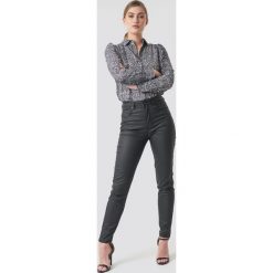 NA-KD Jeansy Coated - Black. Czarne jeansy damskie z wysokim stanem marki NA-KD, z jeansu. Za 202,95 zł.