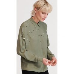 Koszula z biżuteryjną aplikacją - Khaki. Brązowe koszule damskie Reserved, z aplikacjami. W wyprzedaży za 29,99 zł.