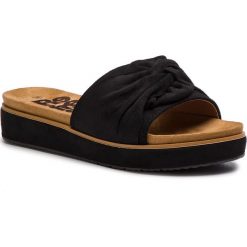 Klapki REFRESH - 69833 Negro. Czarne klapki damskie Refresh, bez wzorów, z tworzywa sztucznego, bez obcasa. W wyprzedaży za 139,00 zł.