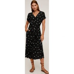 Mango - Sukienka Lunares. Niebieskie sukienki damskie Mango, na co dzień, m, bez wzorów, z wiskozy, casualowe, bez kołnierzyka, z krótkim rękawem, krótkie, midi, rozkloszowane. W wyprzedaży za 99,90 zł.