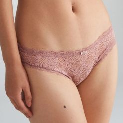 Majtki z dekoracyjnej koronki - Różowy. Różowe majtki damskie Reserved, xl, z koronki. W wyprzedaży za 19,99 zł.