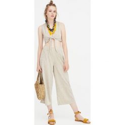 Spodnie culotte w paski. Czarne spodnie damskie Pull&Bear. Za 79,90 zł.