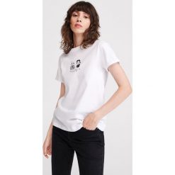 T-shirt z rysunkowym nadrukiem - Biały. Białe t-shirty damskie Reserved, s, z nadrukiem, bez kołnierzyka. Za 24,99 zł.